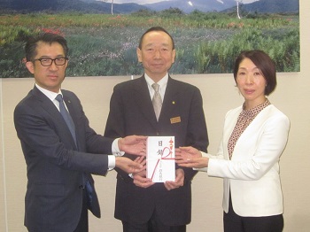 左から松村支店長、須藤常務理事様、赤尾社長様