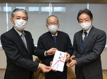 左から岡田執行役員太田支店長、清水市長様、高橋社長様