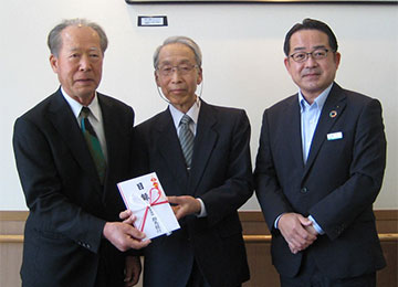 左から松島会長様、茂木理事長様、養田支店長