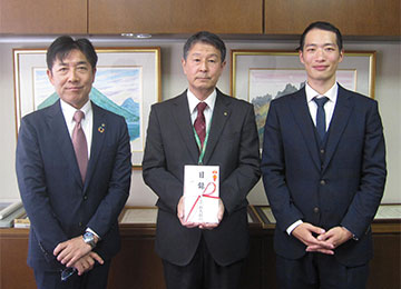 左から横田執行役員本店営業部長、高橋校長様、橋本常務取締役様