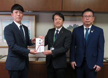 左から原社長様、上原校長様、横山支店長