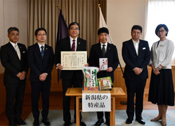 左から三輪支店長、栗原部付部長、深井頭取、山本知事様、西推進監様、上原部長様
