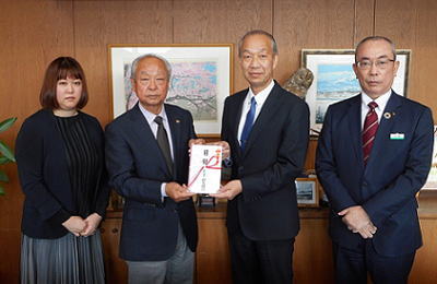 左から篠原取締役様、篠原代表取締役様、山田校長様、山崎支店長