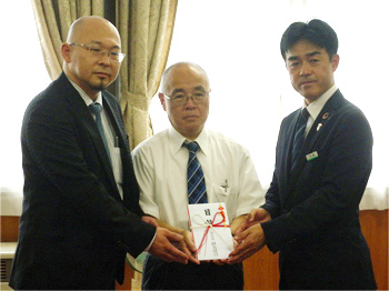 左から長井専務取締役様、久保田校長様、伊藤支店長