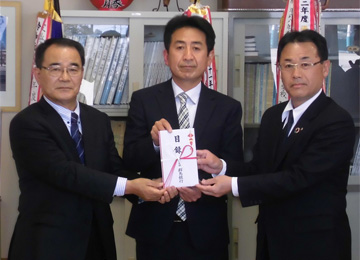 左から細野社長様、飯塚校長様、北村常務執行役員高崎支店長