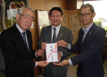 左から川島会長様、多田市長様、小沢支店長