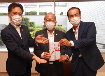 左から桜井支店長、清水市長様、相澤社長様