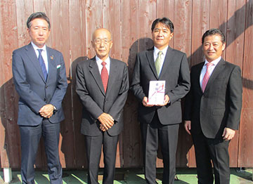 左から松田支店長、金田理事長様、茂木管理者様、村山社長様