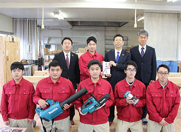 武井支店長(左上から1人目)、目崎社長様(左上から3人目)、石久保校長様(左上から4人目)