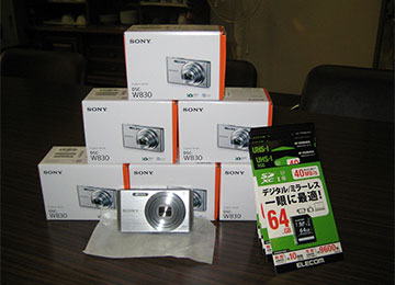 寄贈品：デジタルカメラ、SDXCカード