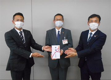 左から立見社長様、竹渕福祉部長様、長谷川執行役員本店営業部長