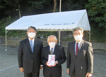 左から井口社長様、小川理事長様、岡田支店長<br>寄贈品：テント