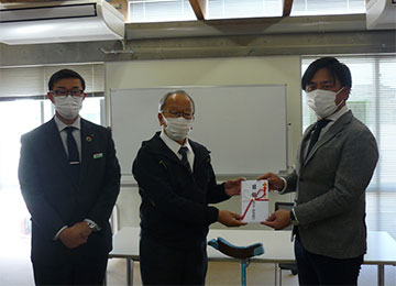 左から隅田川支店長、清水理事長様、飯塚社長様