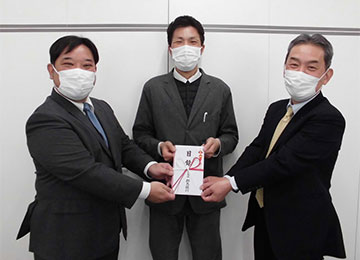 左から石井社長様、沼田代表理事様、小田川支店長