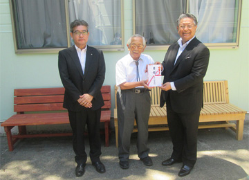 左から岡田支店長、小川理事長様、井口社長様<br>寄贈品：ベンチ