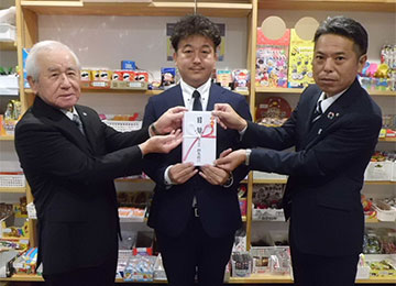 左から横田社長様、吉井様、根岸支店長