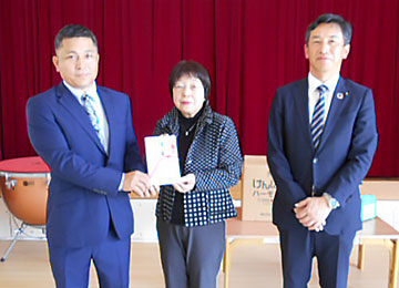 左から山崎社長様、市川園長様、長谷川執行役員本店営業部長