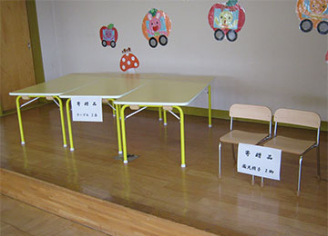 寄贈品:テーブル、椅子
