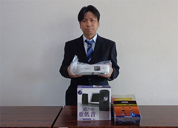 寄贈品:プロジェクタ、webカメラ、ケーブル、スピーカー