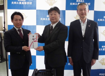 左から春山専務様、鎌原校長様、島田支店長