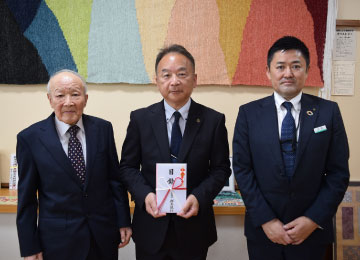 左から森山社長様、諏訪校長様、深澤副支店長