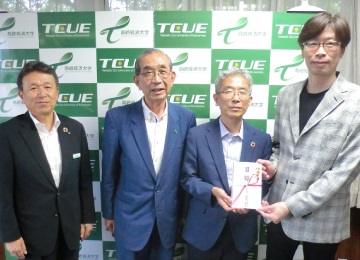 左から堤支店長、市川理事長様、水口学長様、眞下社長様