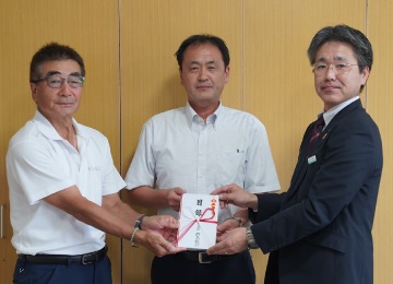 左から髙橋社長様、阿部校長様、竹渕支店長