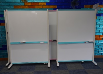 寄贈品:パーテーションホワイトボード