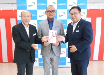 左から星崎社長様、小倉校長様、代田本店営業副部長