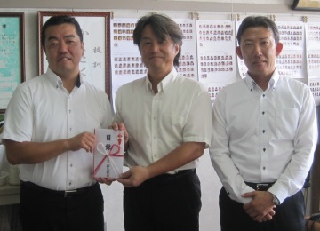 左から田野社長様、服部校長様、窪支店長