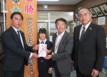 左から小堀社長様、柴沼生徒会長様、島方校長様、佐藤支店長
