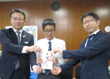 左から富澤支店長、佐藤様、澤田社長様