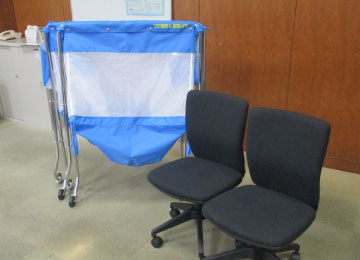 寄贈品：折りたたみボールカゴ、事務イス