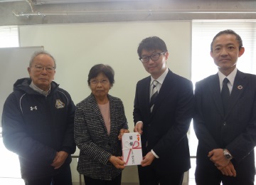 左から清水理事長様、テレシタ・サルヴェ・トゥビアノサ校長様、羽賀社長様、石坂支店長