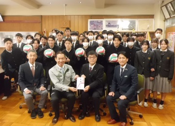 左から狩野監督様、伊藤社長様、生方校長様、上村支店長後方男子バレー部の皆さま