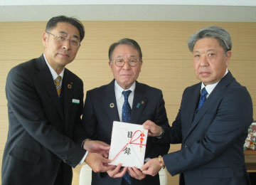 左から吉田支店長、臂市長様、大淵社長様