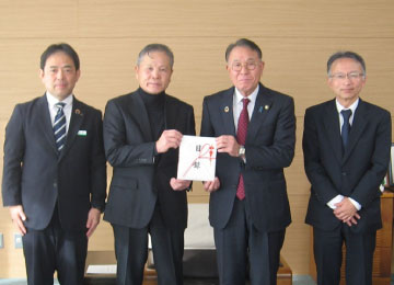 左から高橋支店長、栗原社長様、臂市長様、三好教育長様