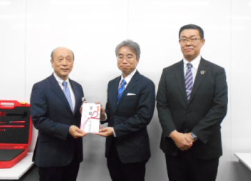 左から星崎社長様、田鶴学校長様、隅田川執行役員本店営業部長