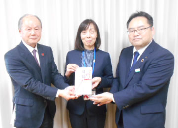 左から塩谷社長様、白井校長様、代田本店営業副部長