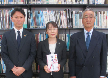 左から鈴木次長、竹前学校長様、小倉常務様