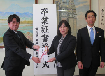 左から中山社長様、後藤校長様、大﨑支店長