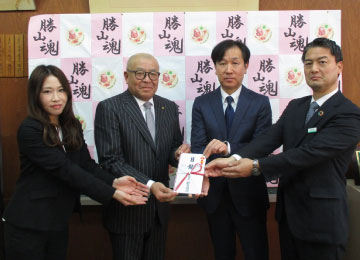 左から高橋様、五十嵐社長様、新井校長様、中里支店長