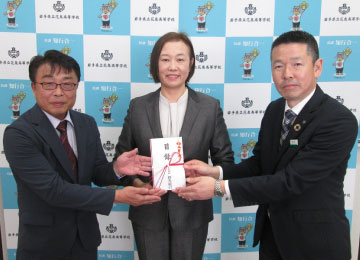 左から岩渕社長様、橋本校長様、萩原支店長