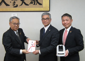 左から中島社長様、小栗校長様、村岡支店長