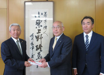 左から中澤社長様、市川理事長様、須田支店長
