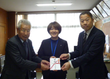左から中村社長様、菅野校長様、山崎支店長