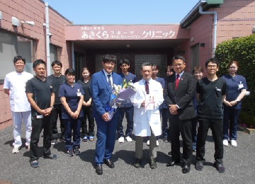 左から中村社長様、菅野校長様、山崎支店長