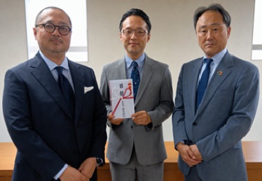 左から河本取締役管理本部長様、清輔代表理事様、水谷支店長