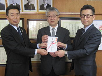 左から武井常務執行役員本店営業部長、阿久澤校長様、大野社長様