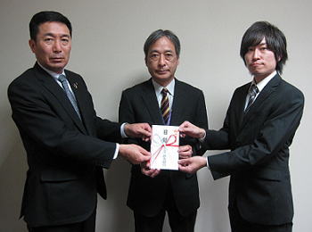 左から武井常務執行役員本店営業部長、吉野校長様、金井社長様
